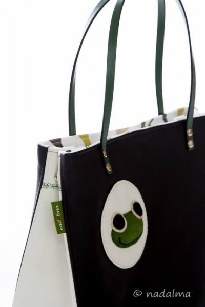 Összepatentolva oldalt és felül.