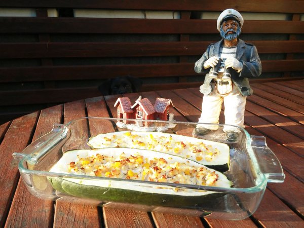 Vacak a háttérben figyel, és nem érti, miért nem kap. :)