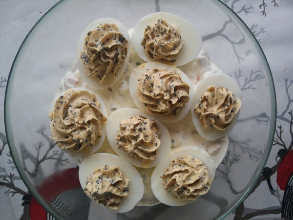 Kaviáros töltött tojás francia salátaágyon - laktózmentes, gluténmentes recept | Pink Dust blog