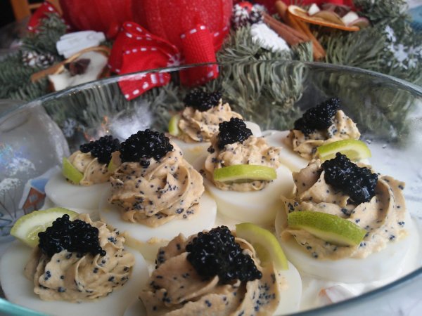 Kaviáros töltött tojás francia salátaágyon - laktózmentes, gluténmentes recept | Pink Dust blog